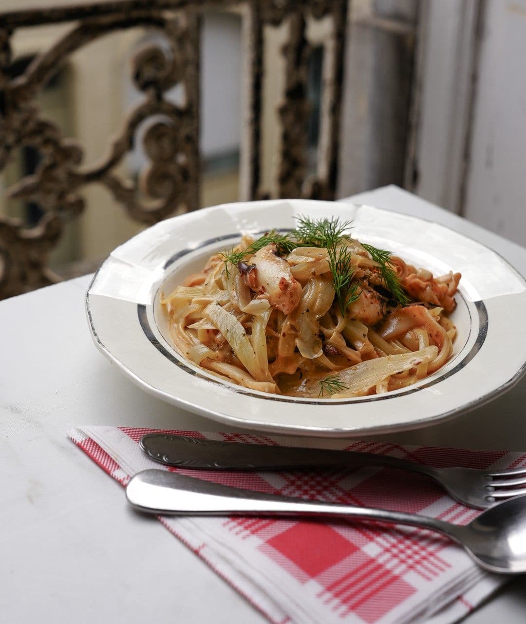 Romige pasta met zeekat, venkel en pastis