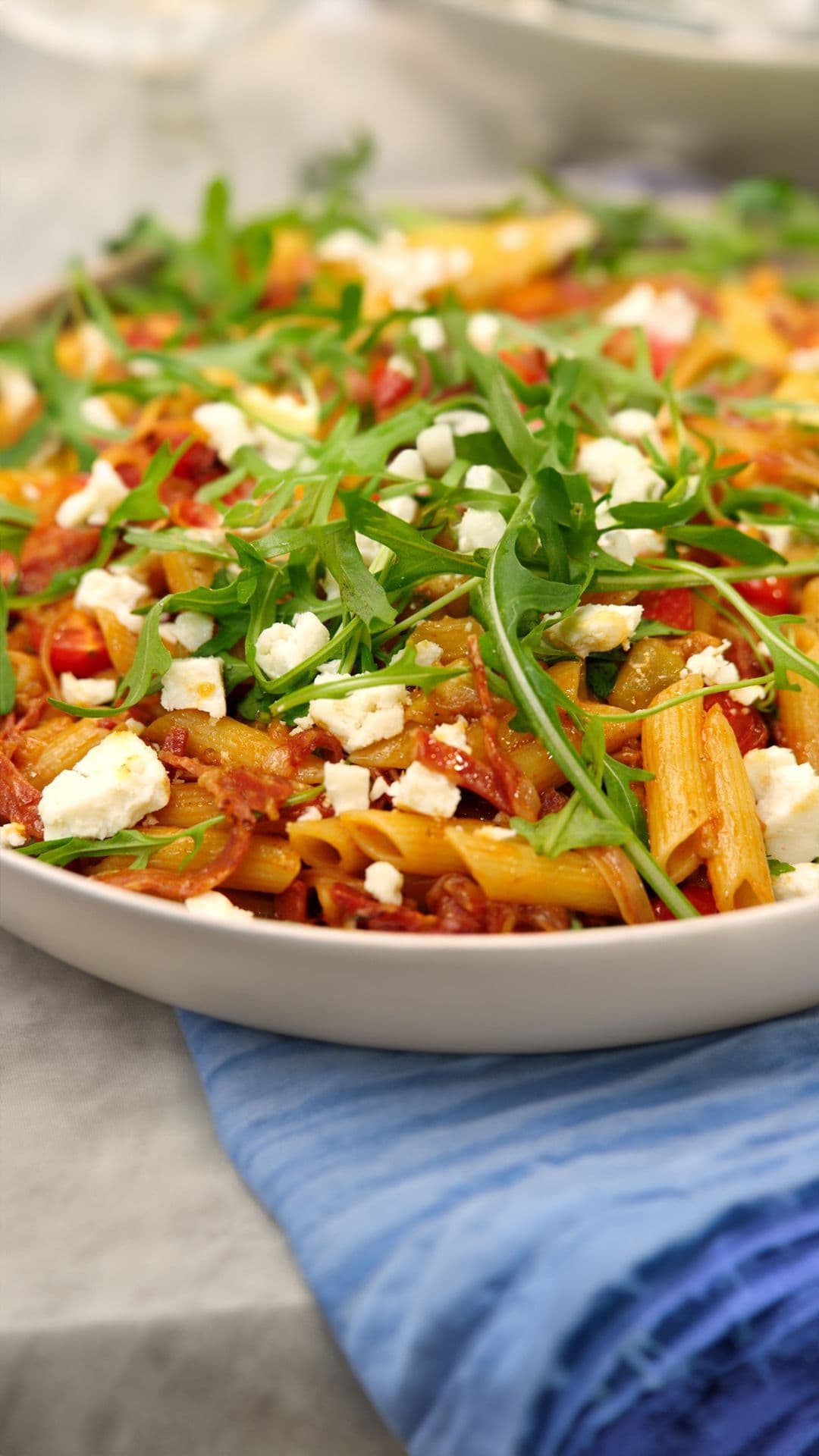 Pasta met aubergines en Italiaanse pikante salami