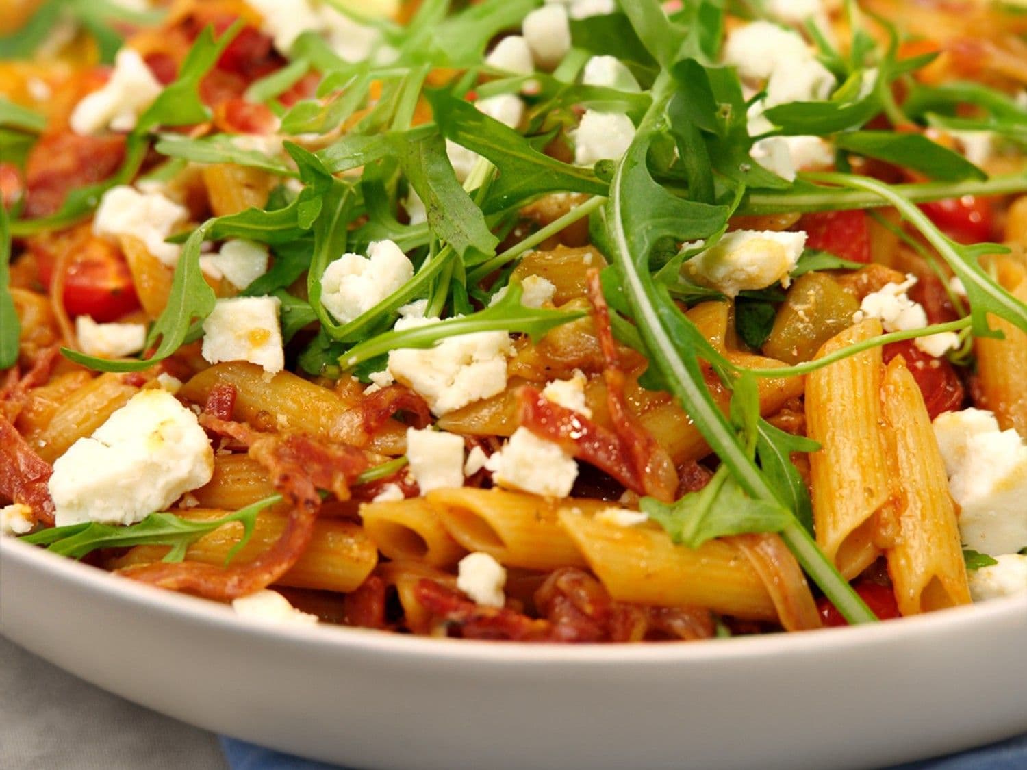 Pasta met aubergines en Italiaanse pikante salami
