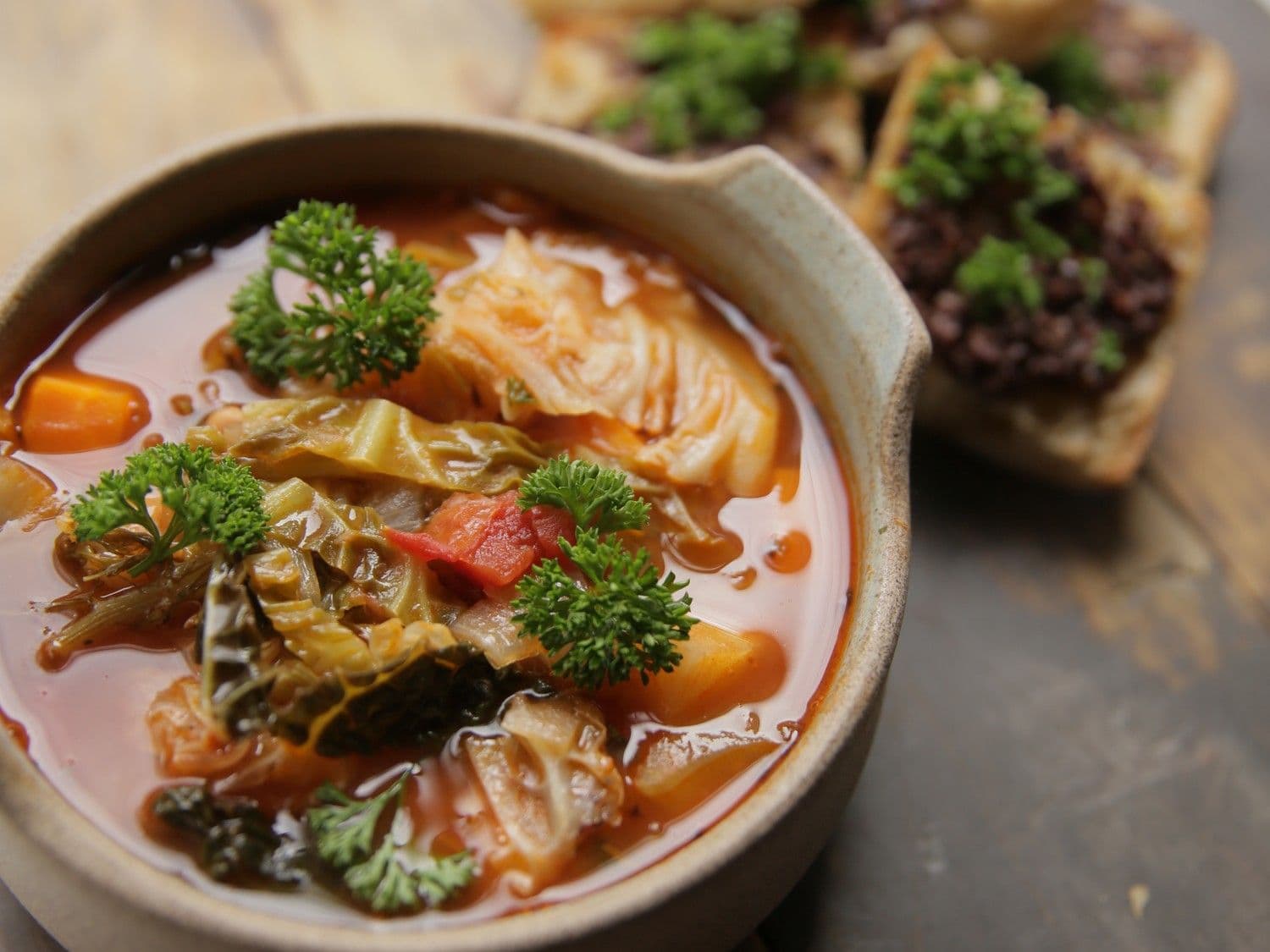 Herfstminestrone en lookbrood met olijven