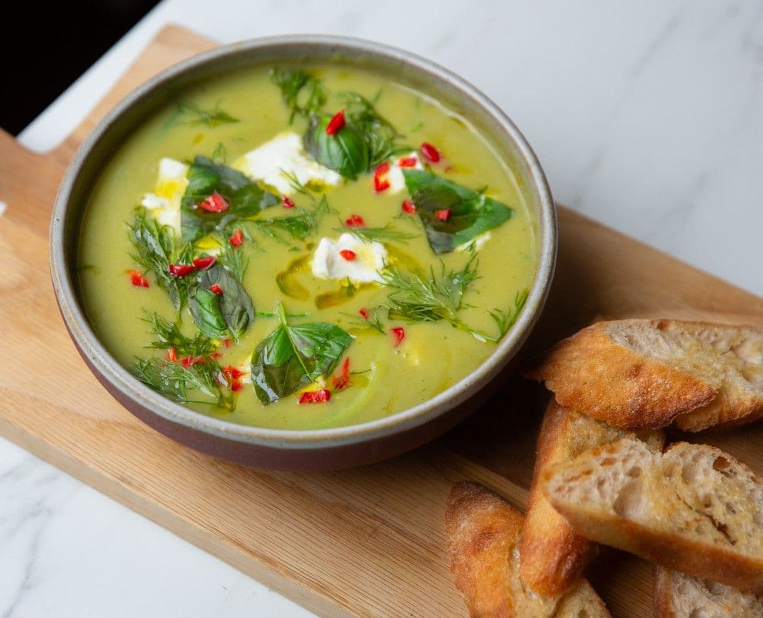 Komkommersoep met courgette en geitenkaas