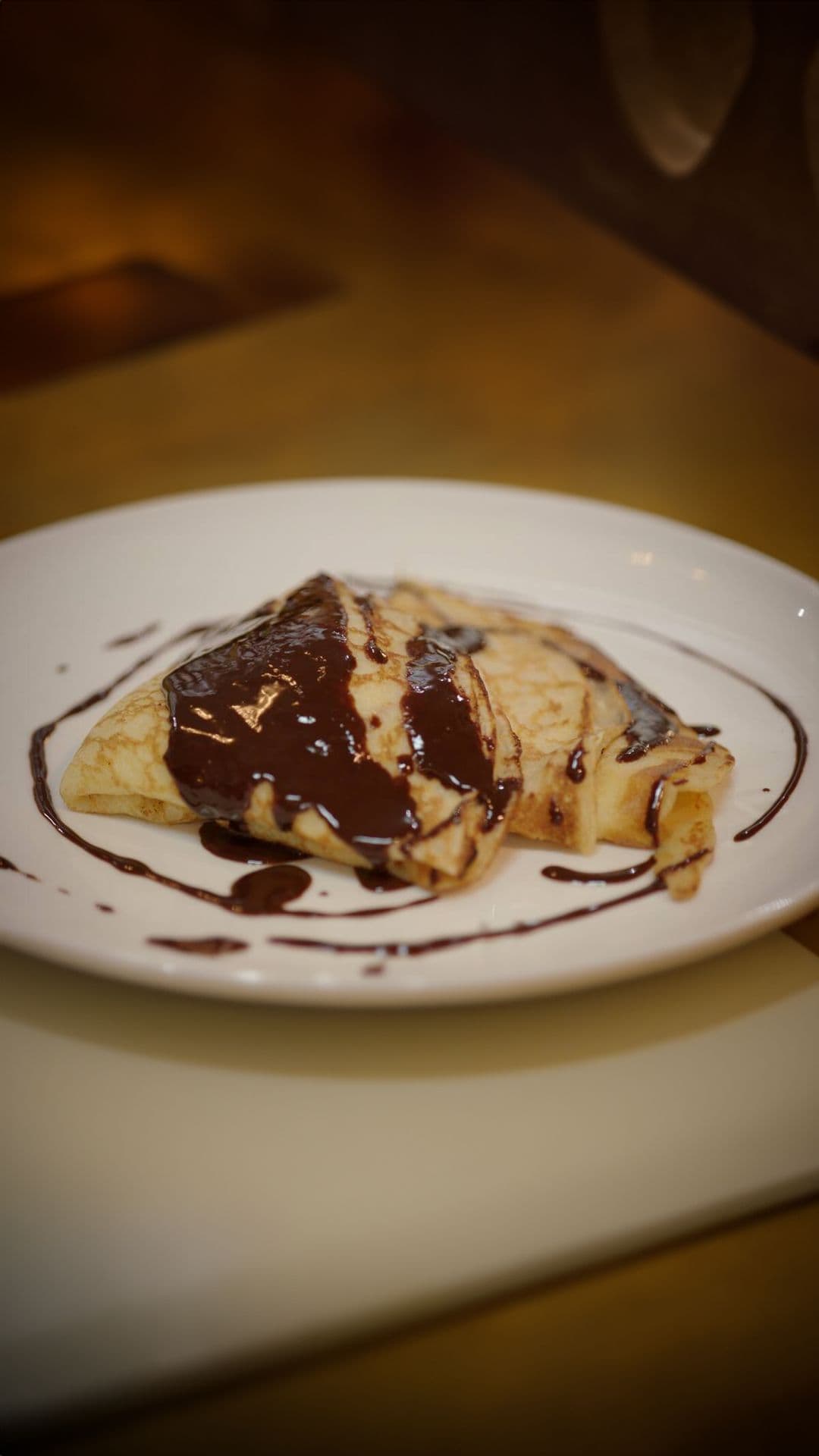 Pannenkoeken met banketbakkersroom en warme chocoladesaus