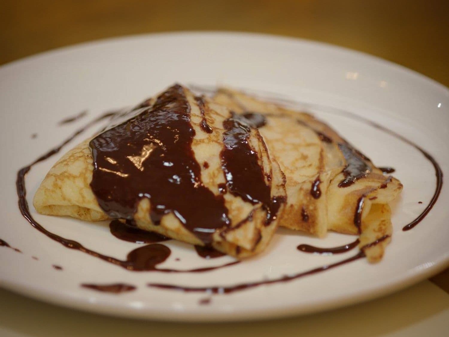 Pannenkoeken met banketbakkersroom en warme chocoladesaus