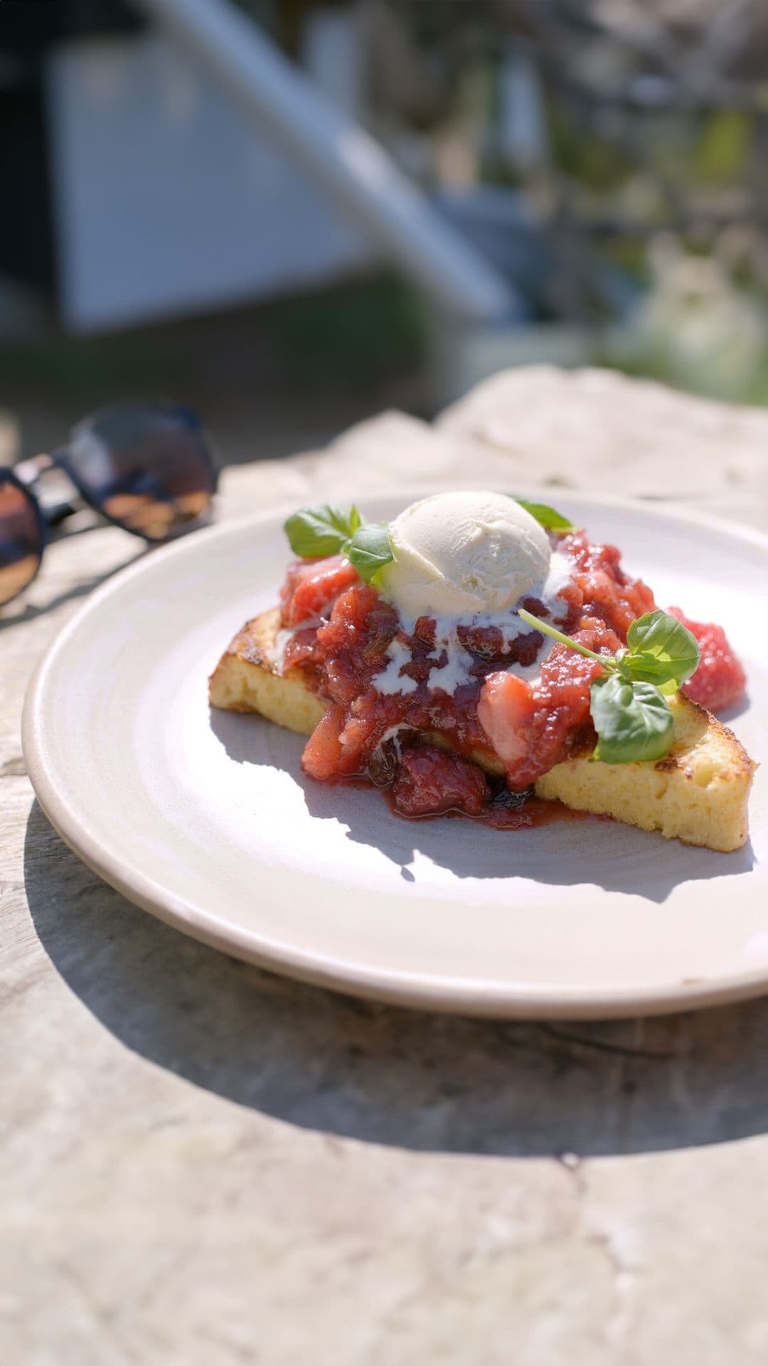 Gegrilde wentelteefjes met aardbeiencompote en ijs