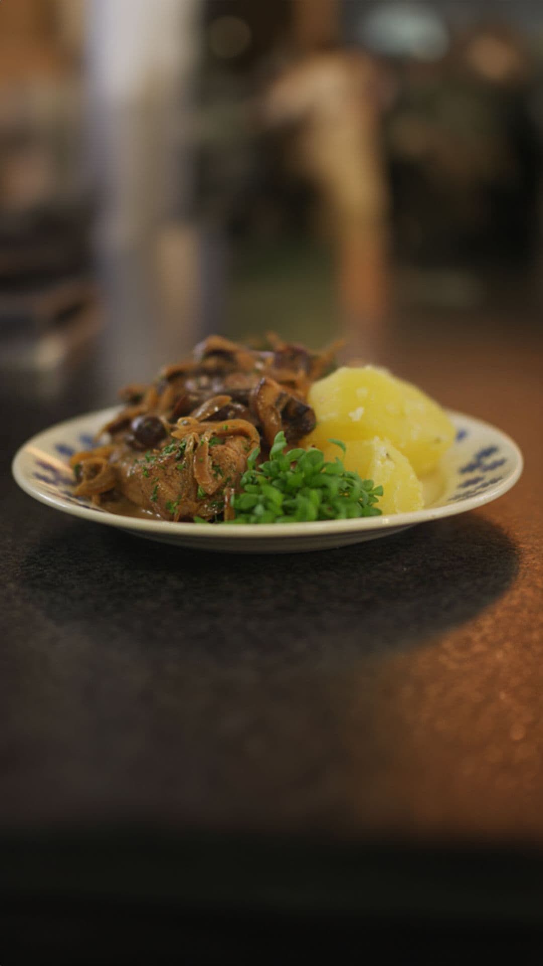 Varkenskotelet met ui- en champignonsaus