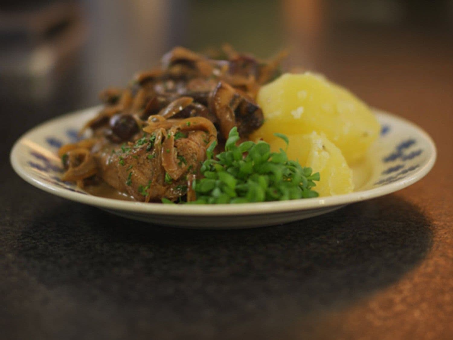 Varkenskotelet met ui- en champignonsaus