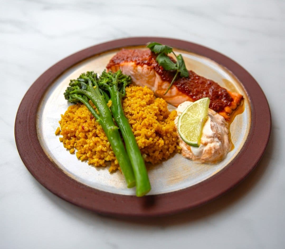Geroosterde zalm met harissa, bulgur en broccolini