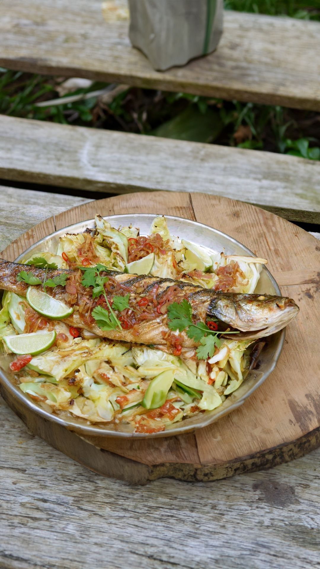 Gegrilde zeebaars met oosterse vinaigrette en geroosterde spitskool