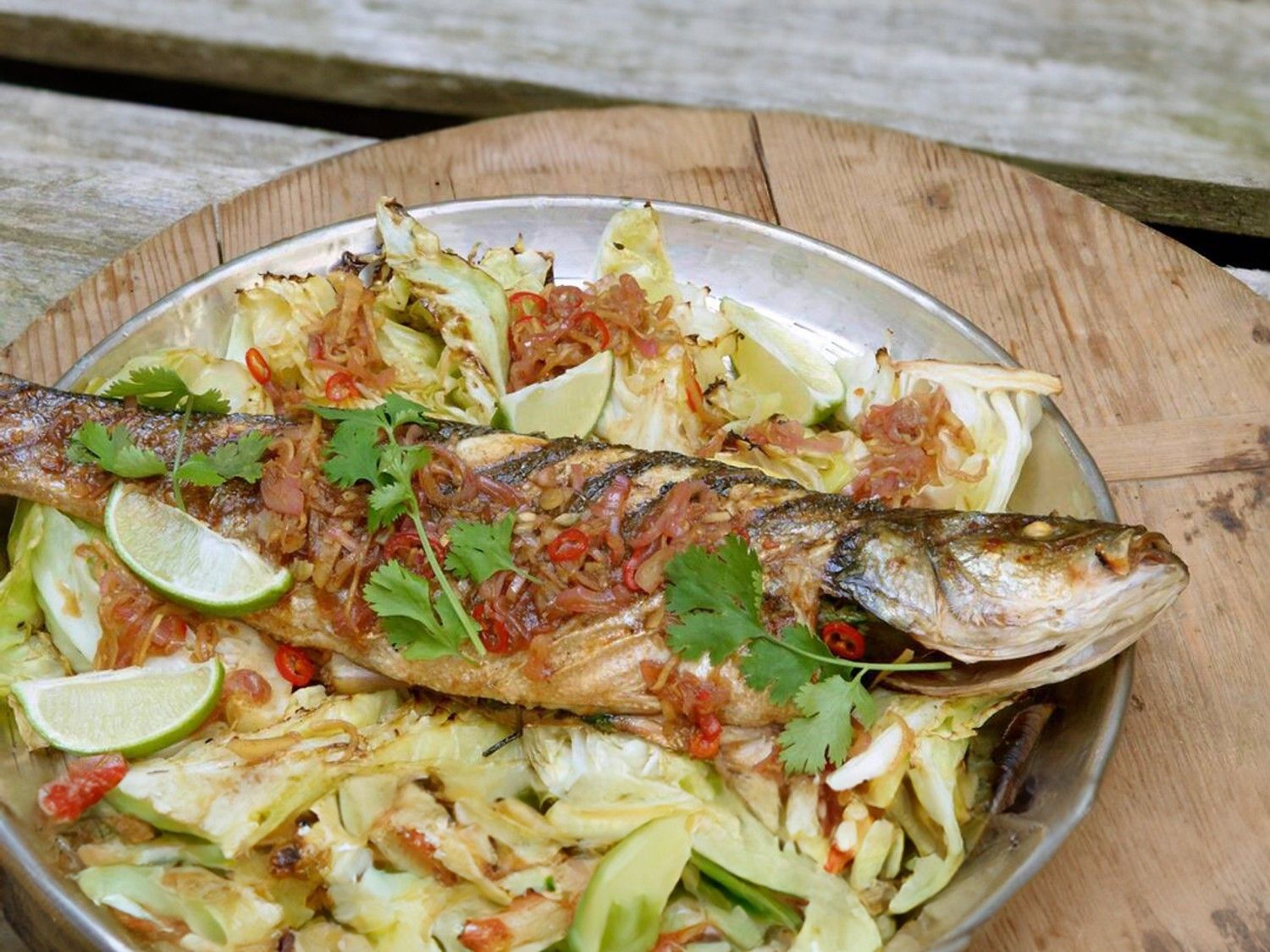 Gegrilde zeebaars met oosterse vinaigrette en geroosterde spitskool