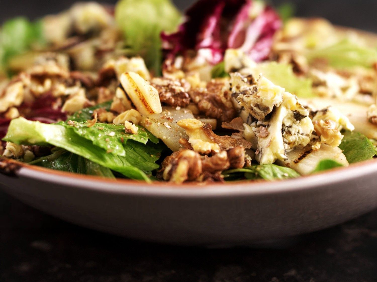 Salade met gegrilde peren en blauwe kaas