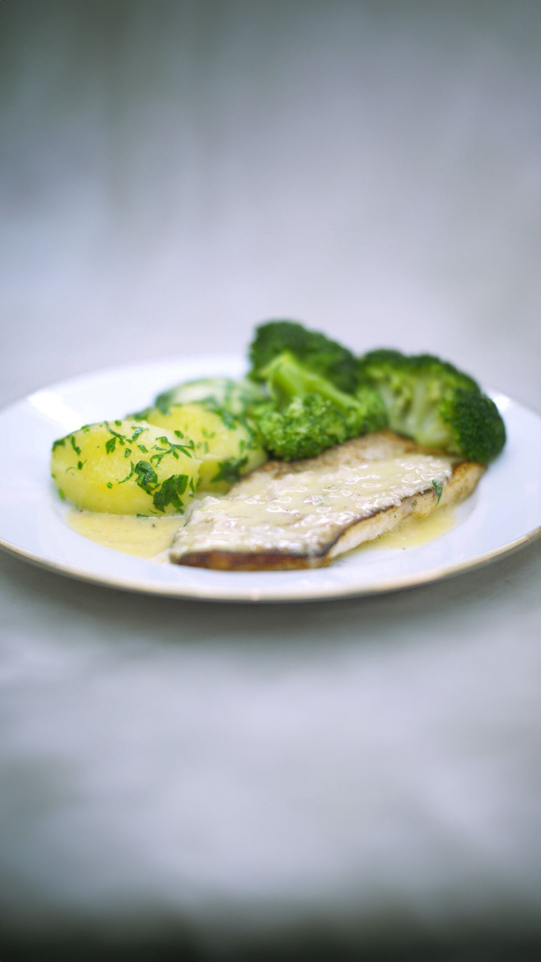Steenbolk met broccoli, peterselieaardappelen en citroenboter
