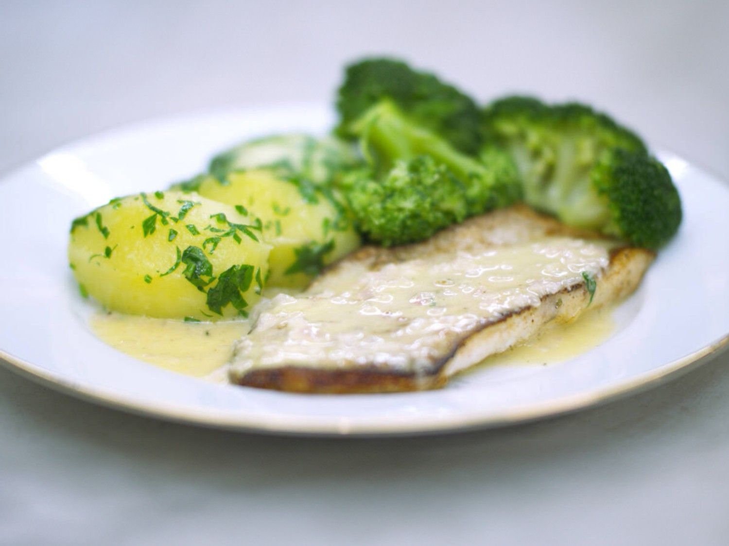 Steenbolk met broccoli, peterselieaardappelen en citroenboter