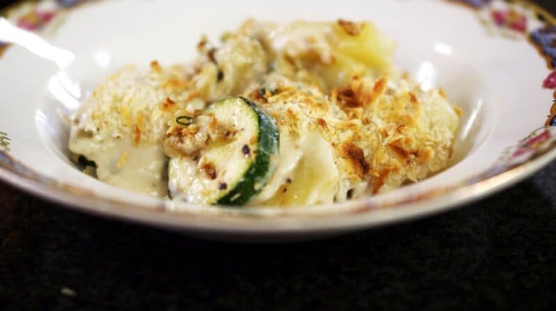 Courgetteschotel met aardappel, ui, salie en taleggiokaas