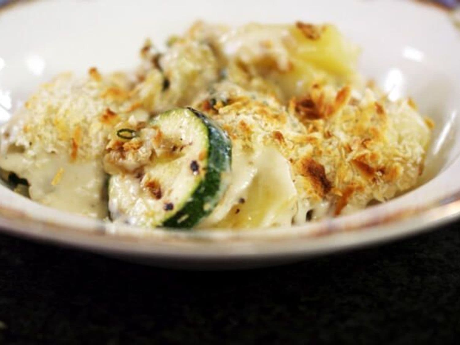 Courgetteschotel met aardappel, ui, salie en taleggiokaas
