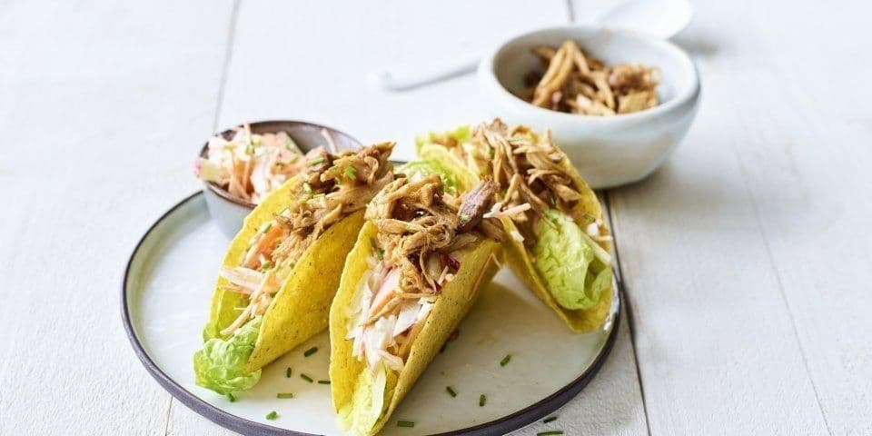 Taco met traaggegaarde varkensspiering en een koolsalade