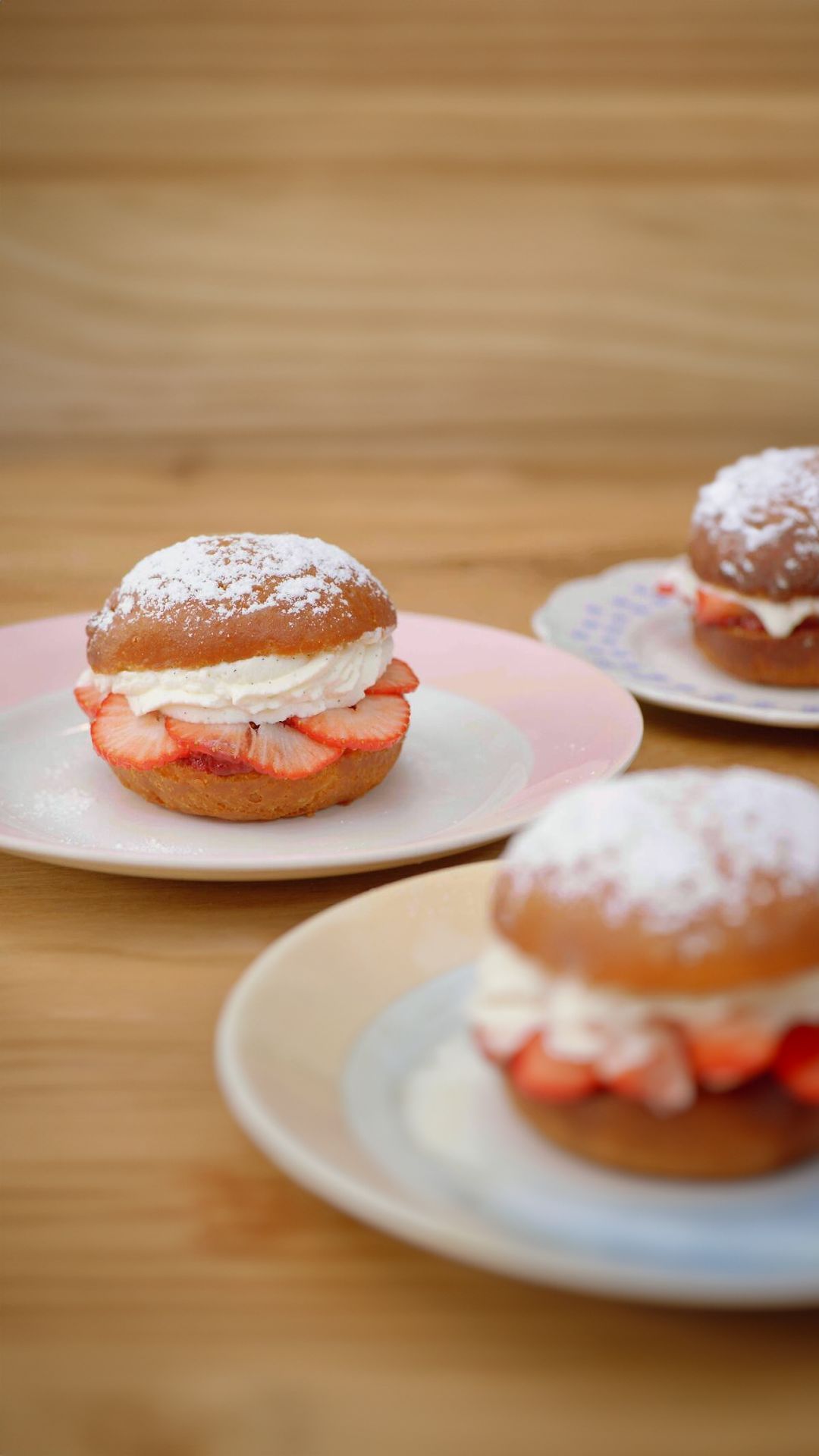 Boules de berlin met aardbeien en slagroom