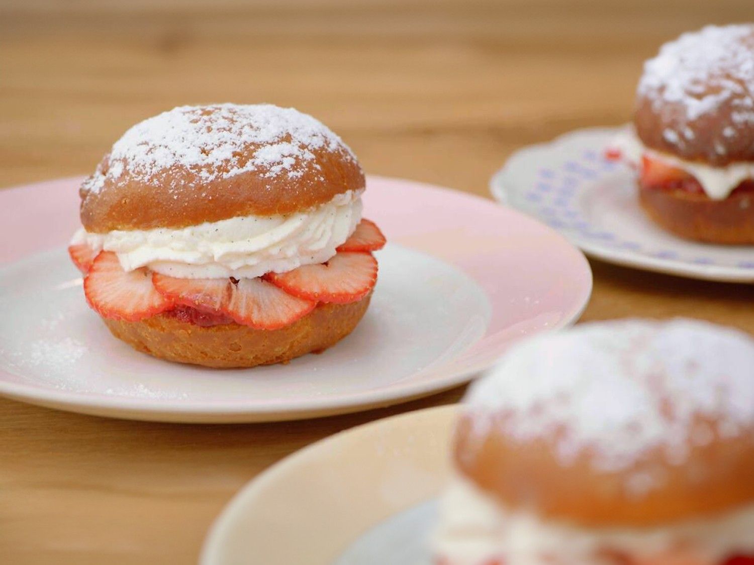 Boules de berlin met aardbeien en slagroom