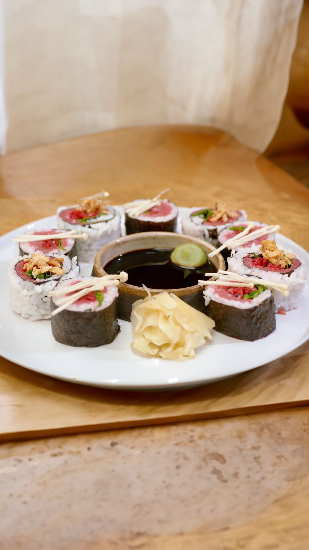 California roll en sushi met rundvlees, rode biet en waterkers
