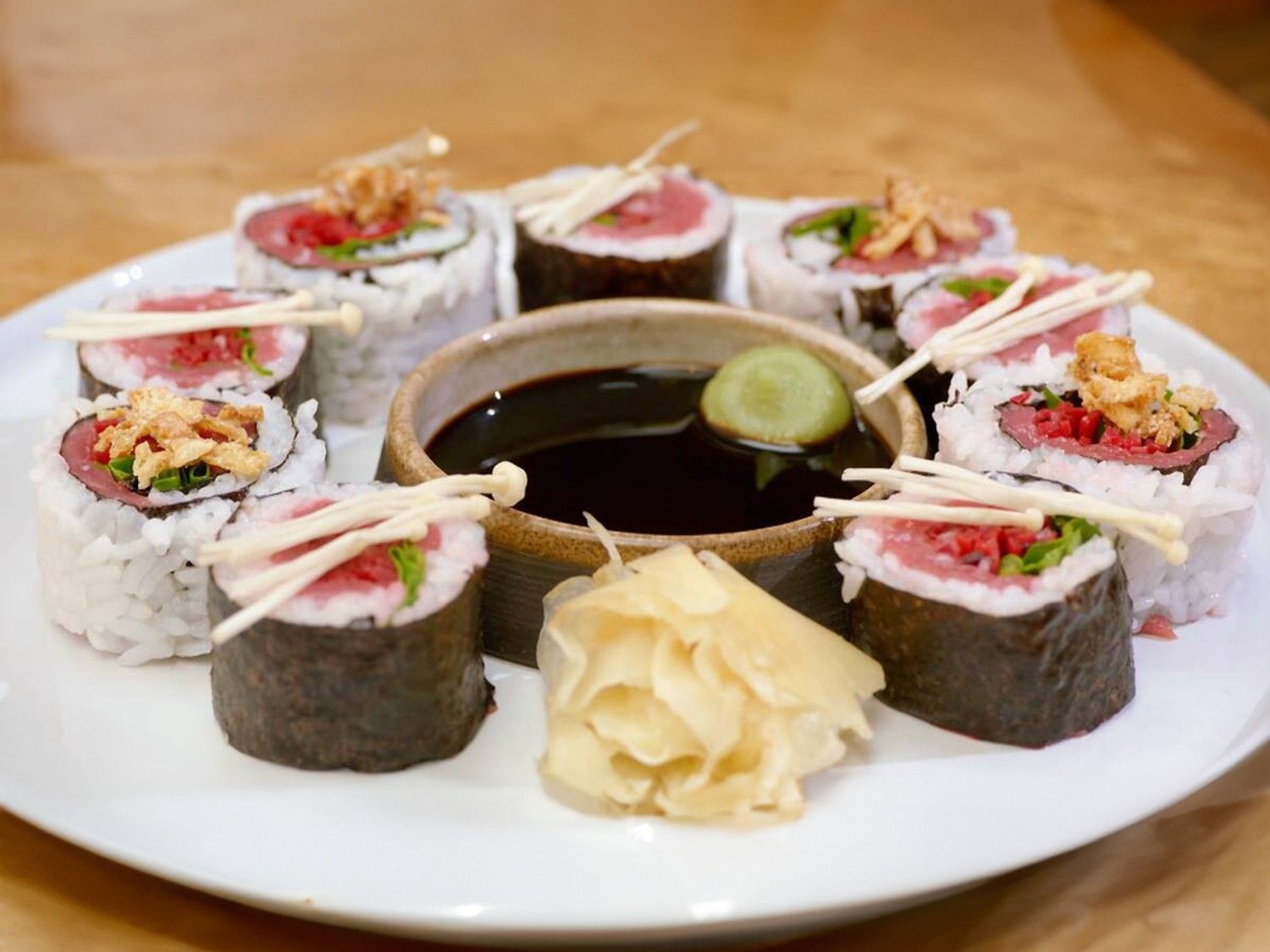 California roll en sushi met rundvlees, rode biet en waterkers