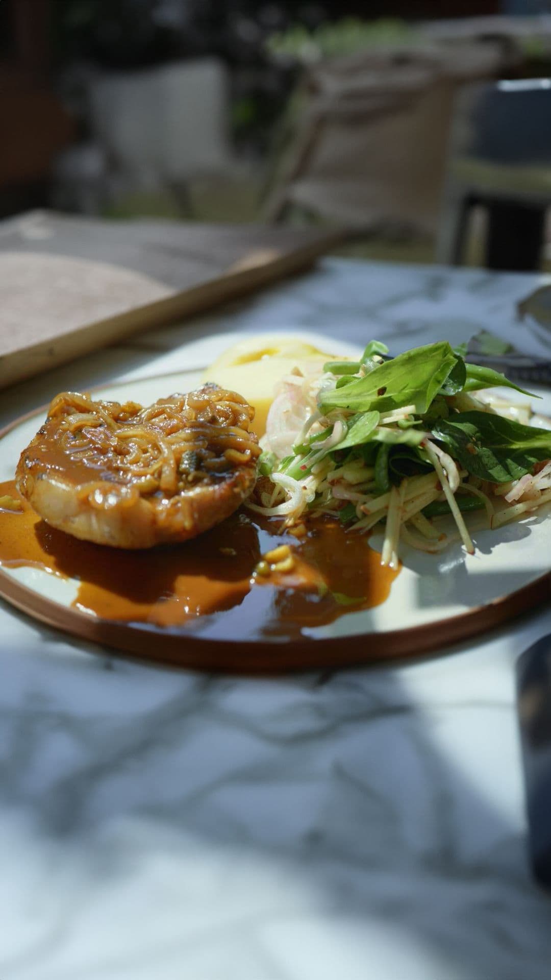 Varkensmignonette, saus met Oude Geuze, nieuwe aardappelen en salade met boontjes en spek