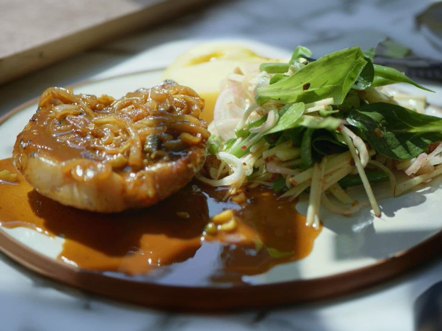 Varkensmignonette, saus met Oude Geuze, nieuwe aardappelen en salade met boontjes en spek