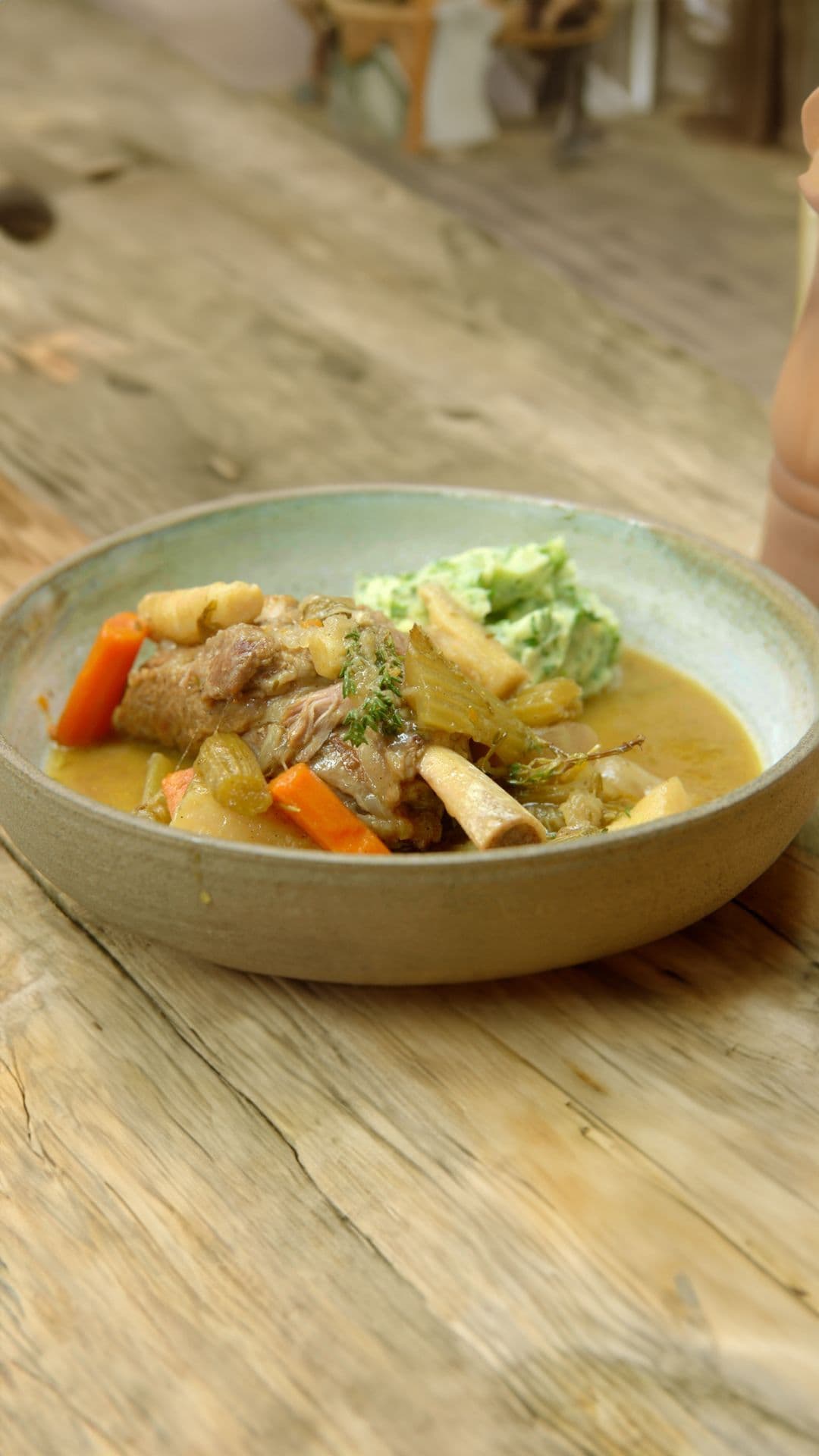 Pot-au-feu van lamsschenkel met wintergroenten en puree met waterkers