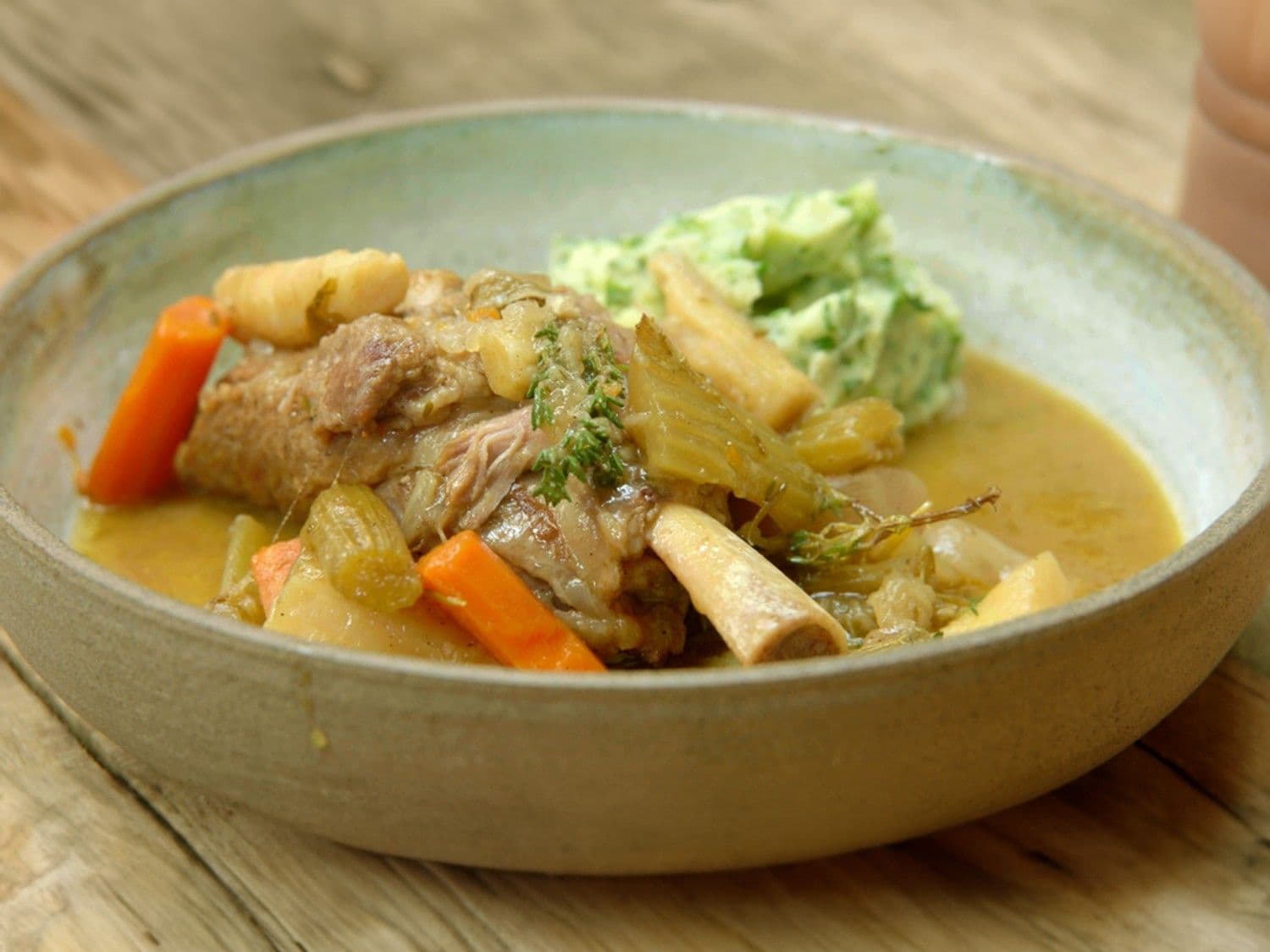 Pot-au-feu van lamsschenkel met wintergroenten en puree met waterkers
