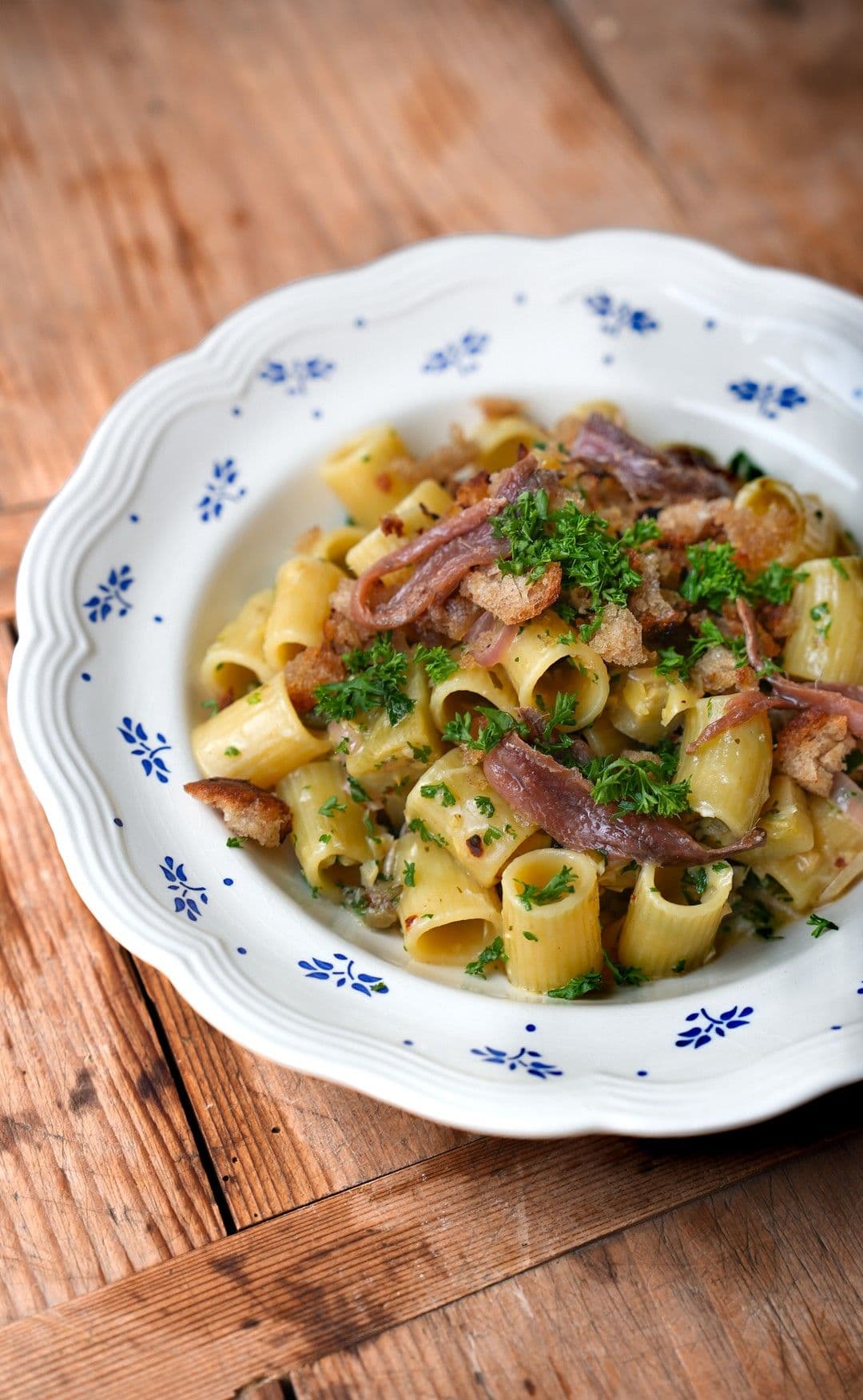Rigatoni met ansjovis, citroen, artisjok en pangrattato