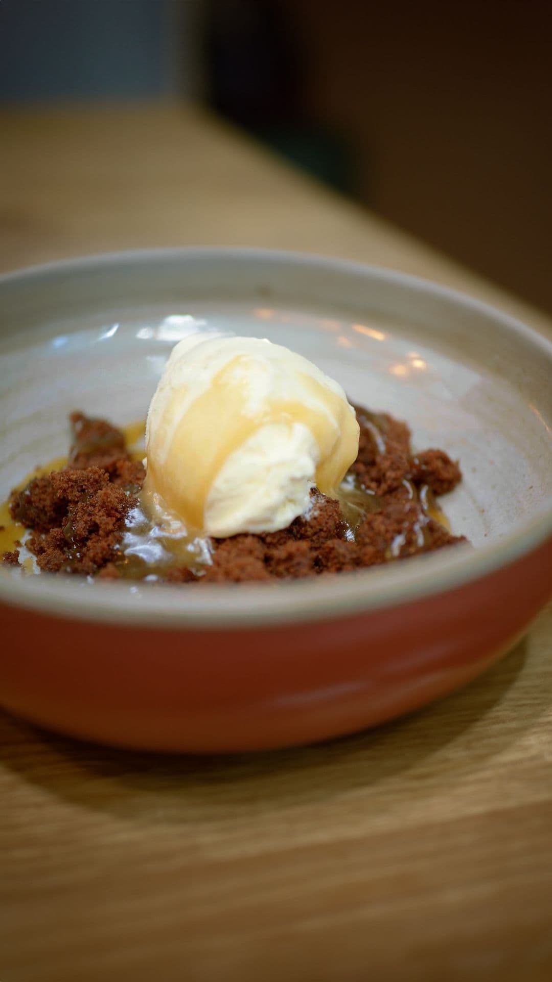 Chocoladecake met vanille-ijs en gezouten karamelsaus