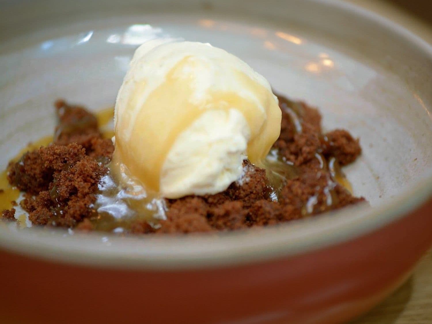 Chocoladecake met vanille-ijs en gezouten karamelsaus