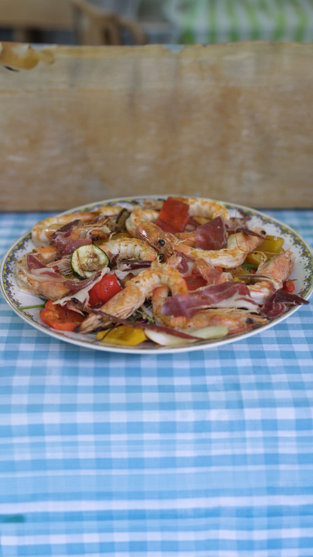 Gegrilde gamba's en groenten met gemengde sla