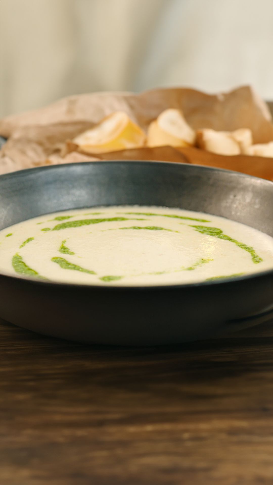 Soep van koolrabi met pesto van waterkers en walnoten