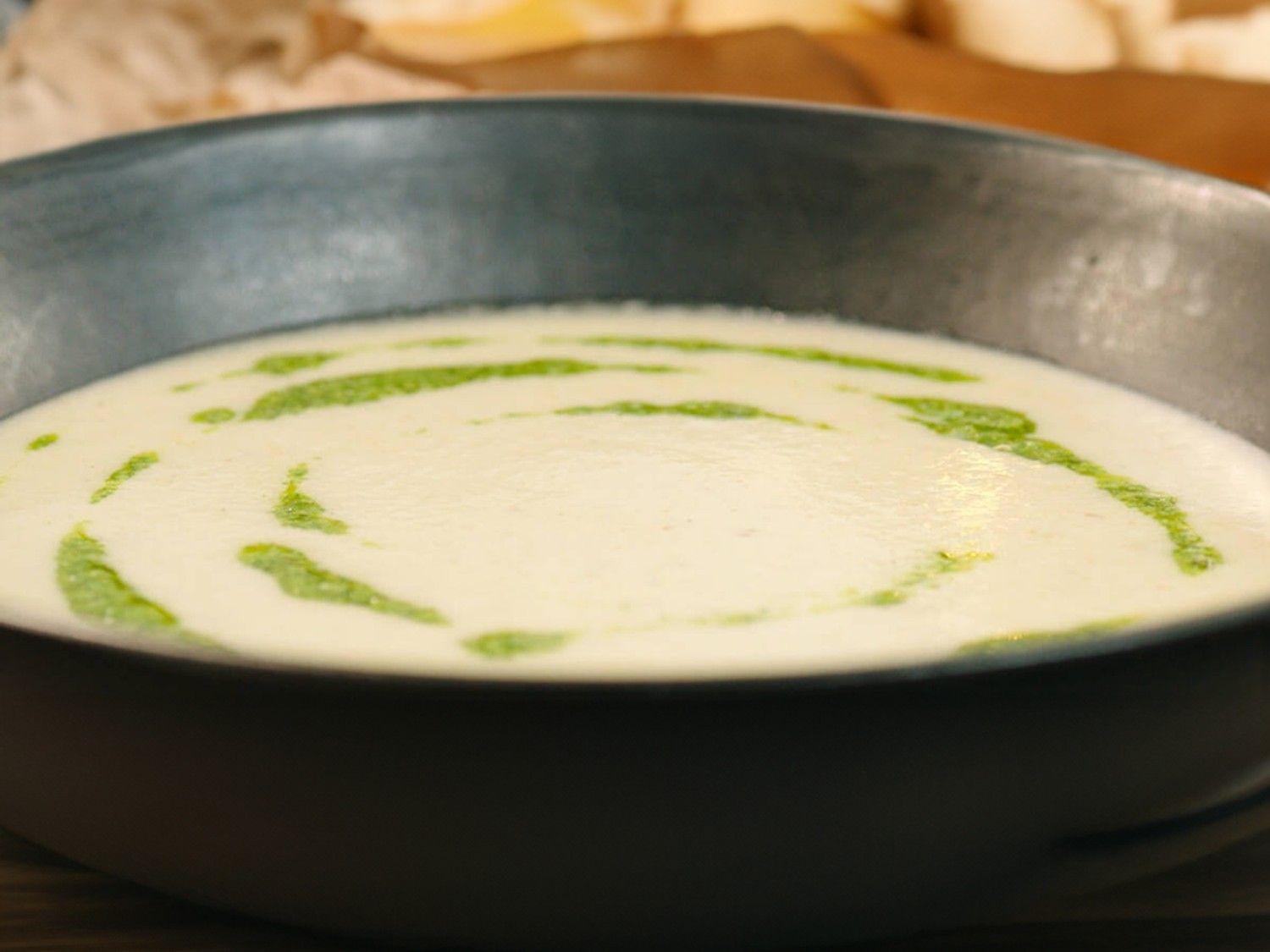 Soep van koolrabi met pesto van waterkers en walnoten