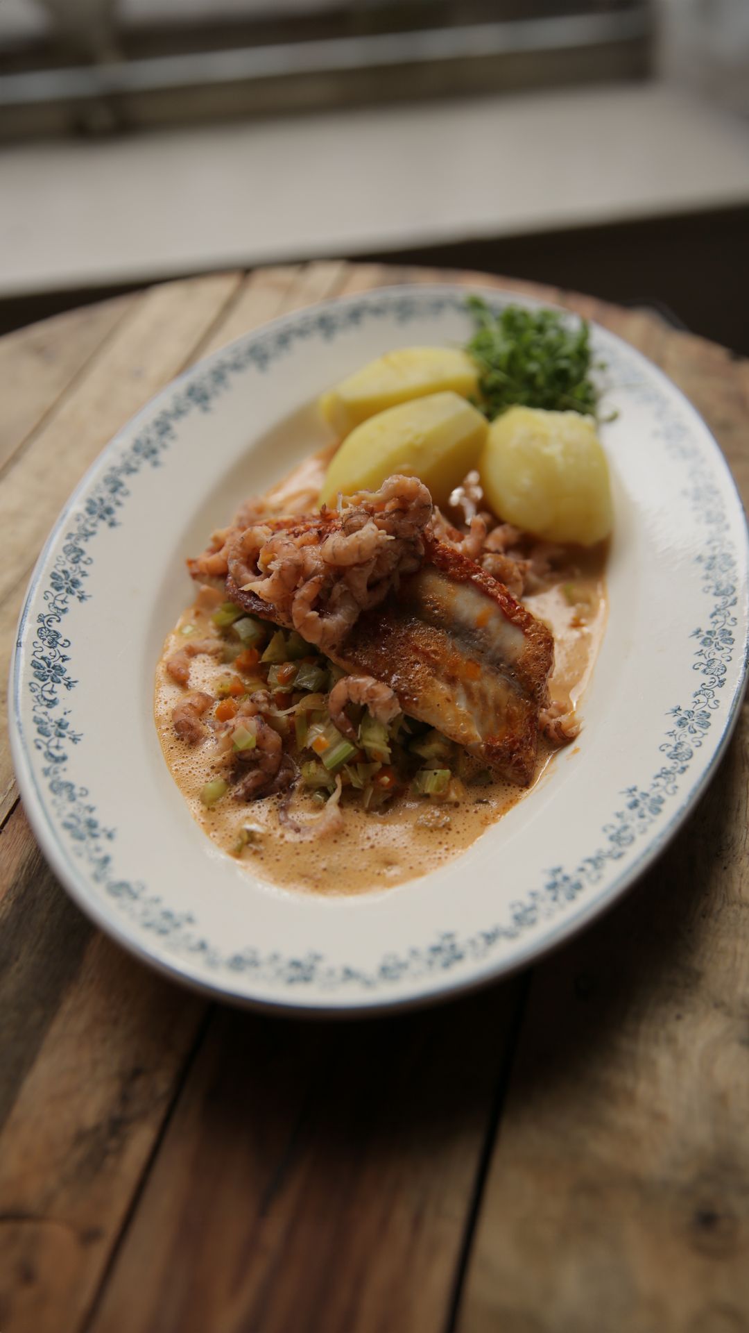 Zeebarbeel met fijne groentjes, botersaus en grijze garnalen