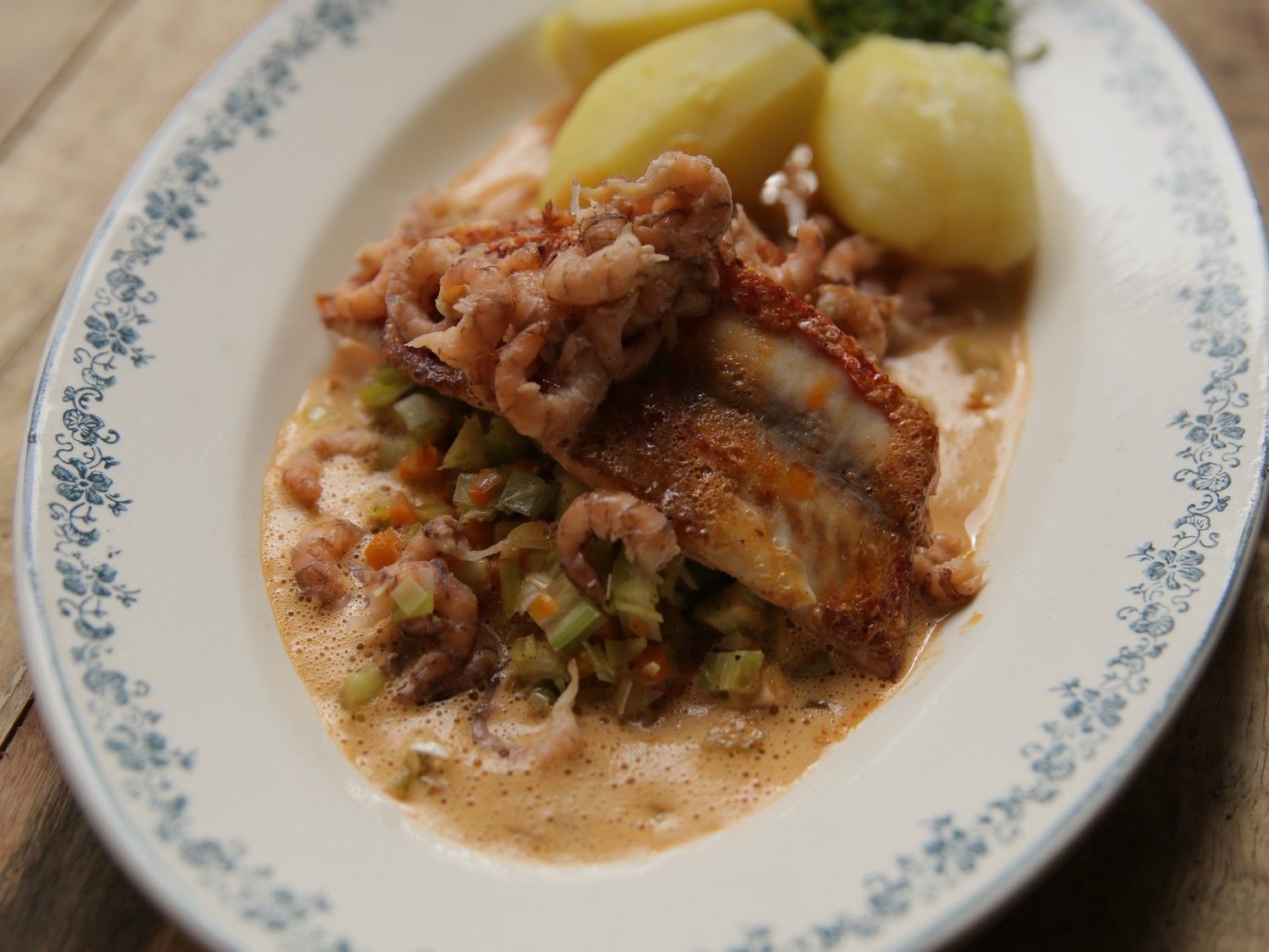 Zeebarbeel met fijne groentjes, botersaus en grijze garnalen