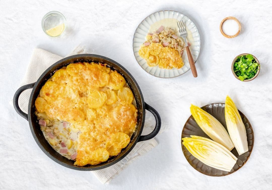 Ovenschotel met witloof, hesp, kaassaus en aardappelen