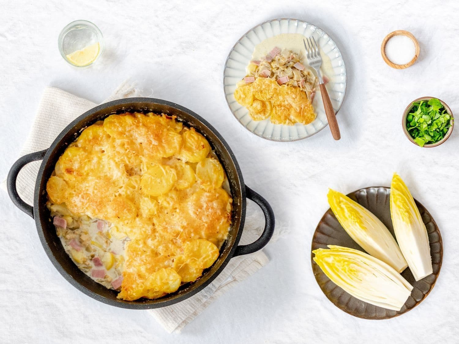 Ovenschotel met witloof, hesp, kaassaus en aardappelen