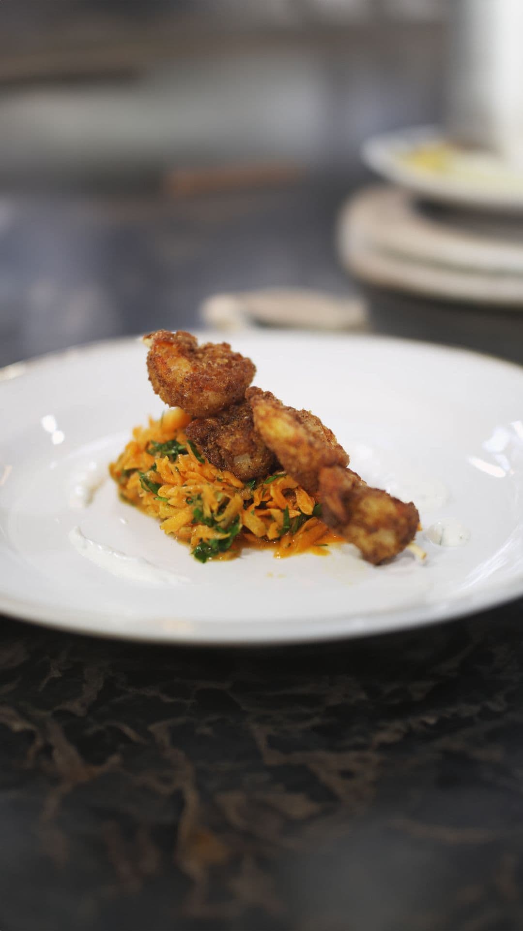 Scampi tandoori met wortelsalade en mieriksworteldressing