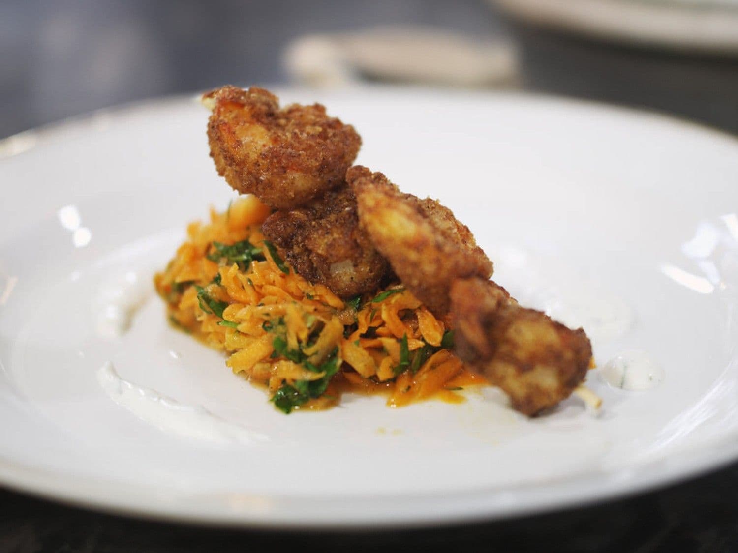 Scampi tandoori met wortelsalade en mieriksworteldressing