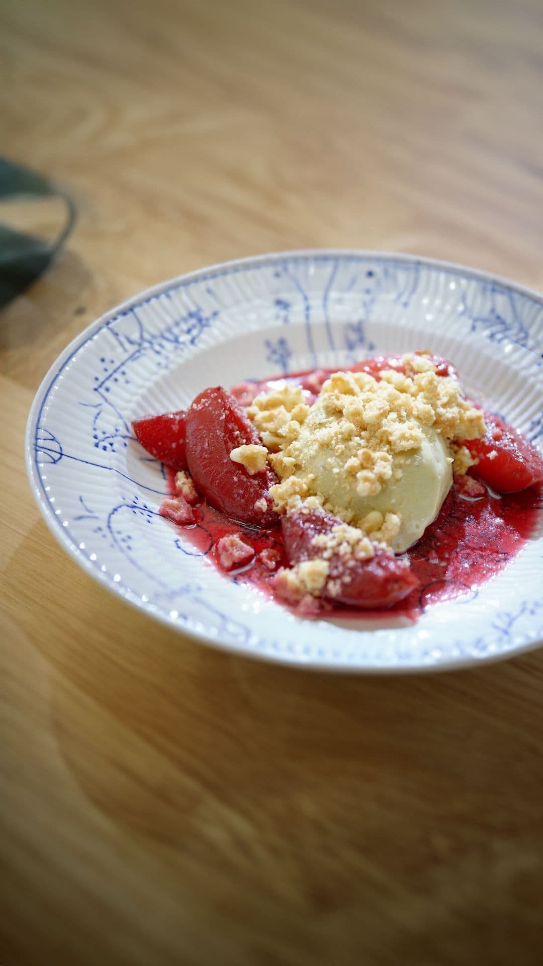 Gepocheerde pruimen met pistache-mascarponemousse met wafeltjes