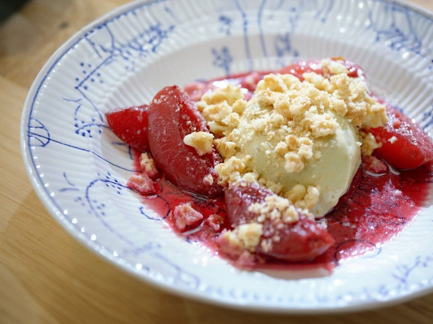 Gepocheerde pruimen met pistache-mascarponemousse met wafeltjes