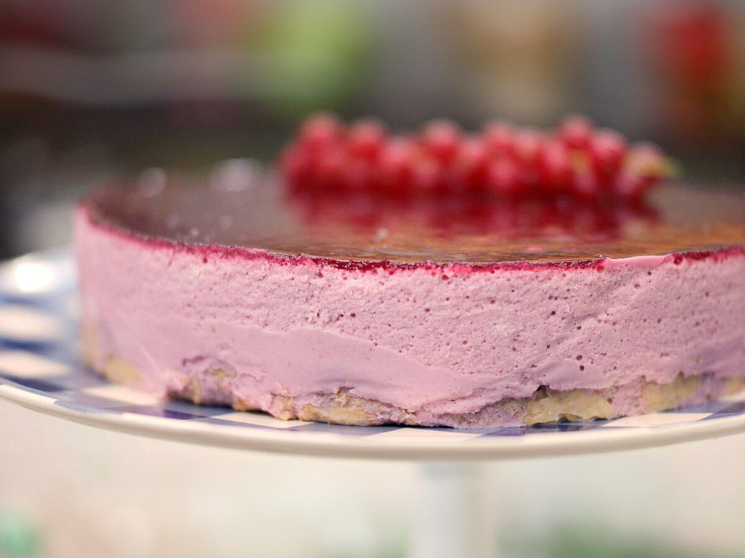 Bavaroistaart met rood fruit en witte chocolade