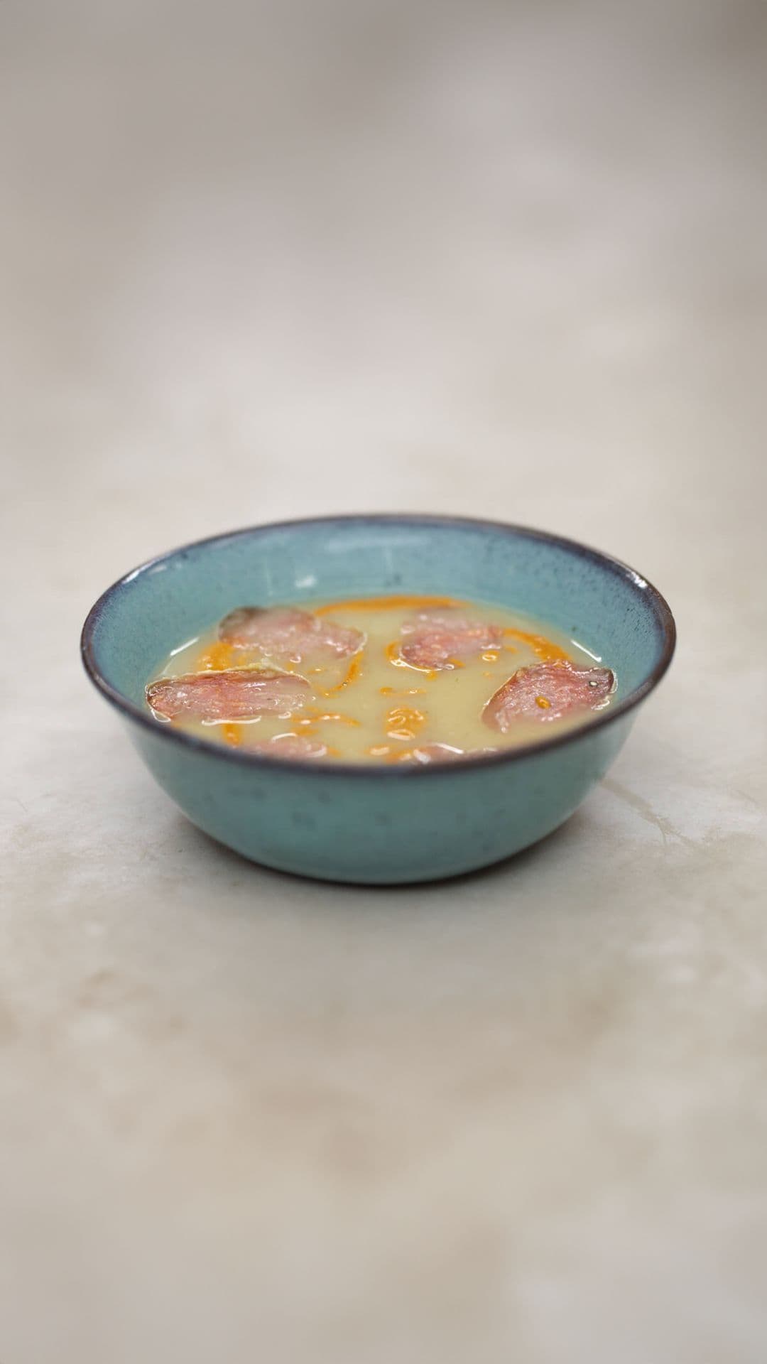 Venkelsoep met coulis van geroosterde paprika en salami