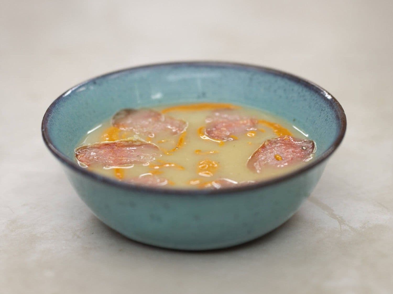 Venkelsoep met coulis van geroosterde paprika en salami