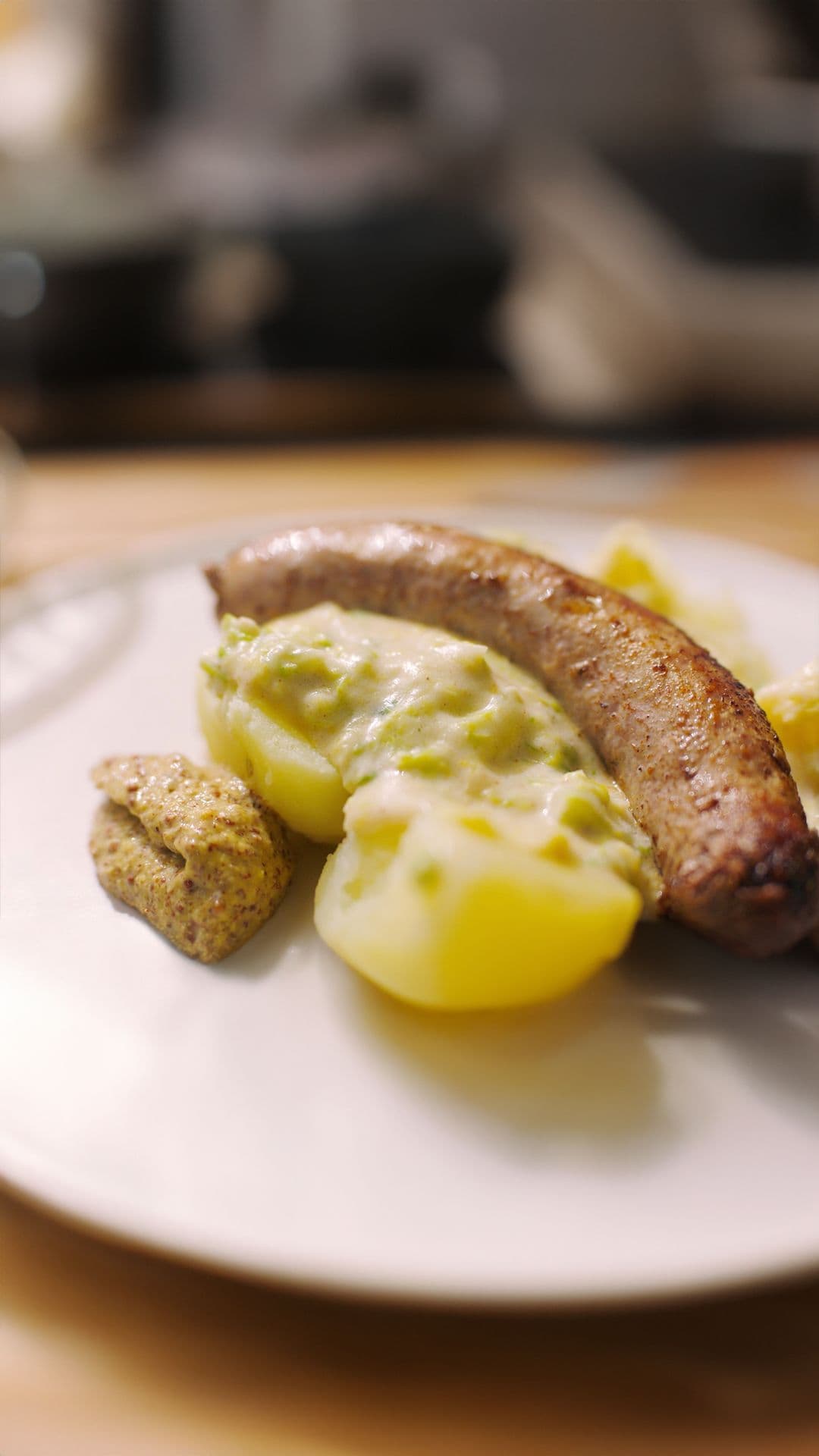 Worst met savooikool, kaassaus en gekookte aardappelen