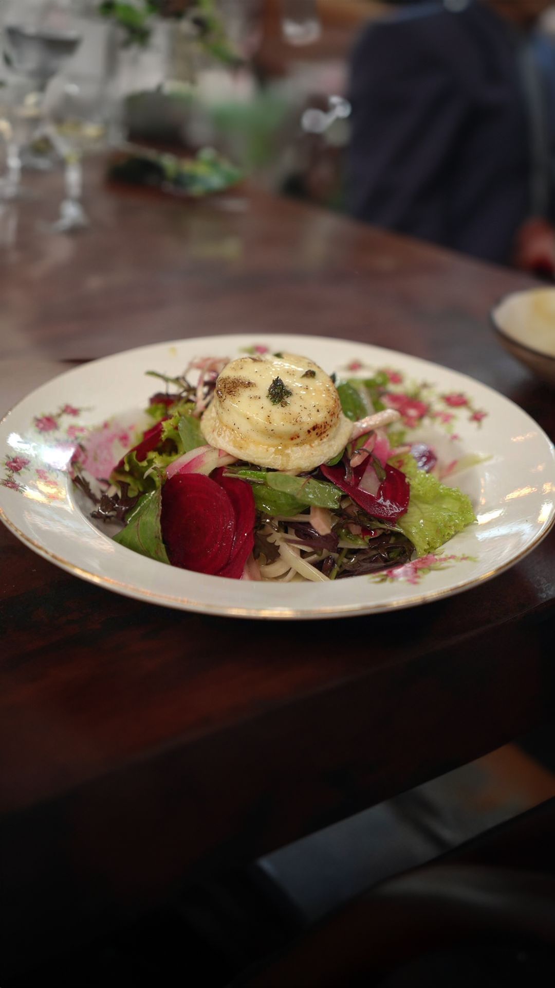 Frisse salade met rode biet, rabarber en warme geitenkaas
