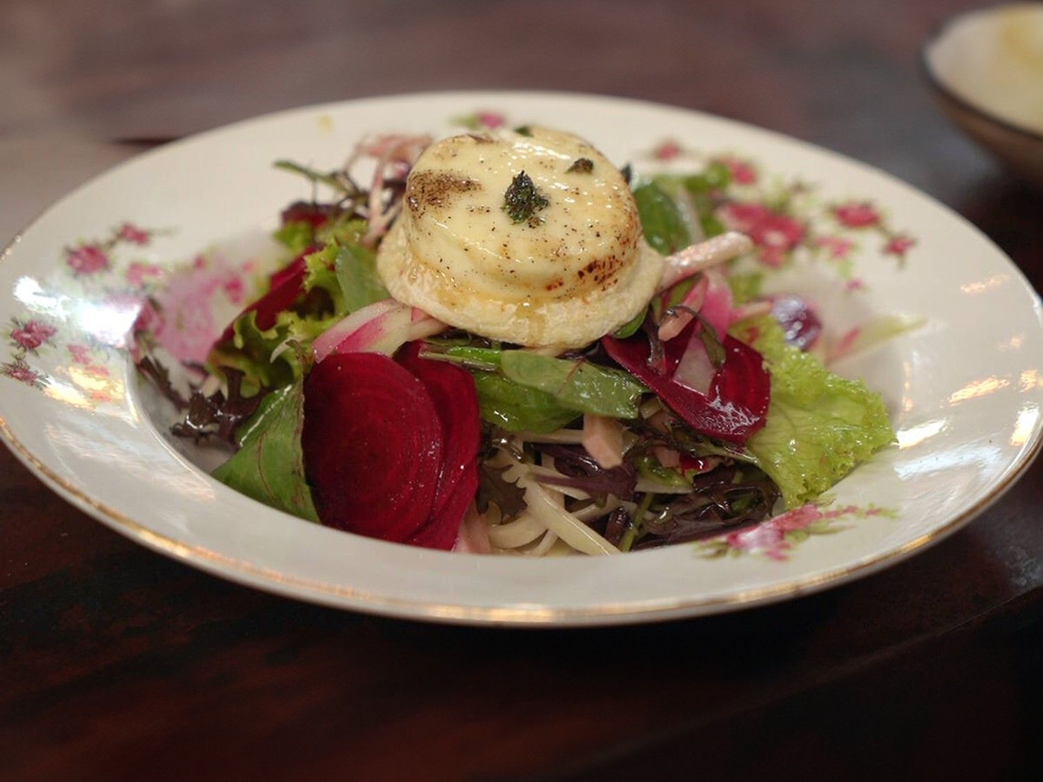 Frisse salade met rode biet, rabarber en warme geitenkaas
