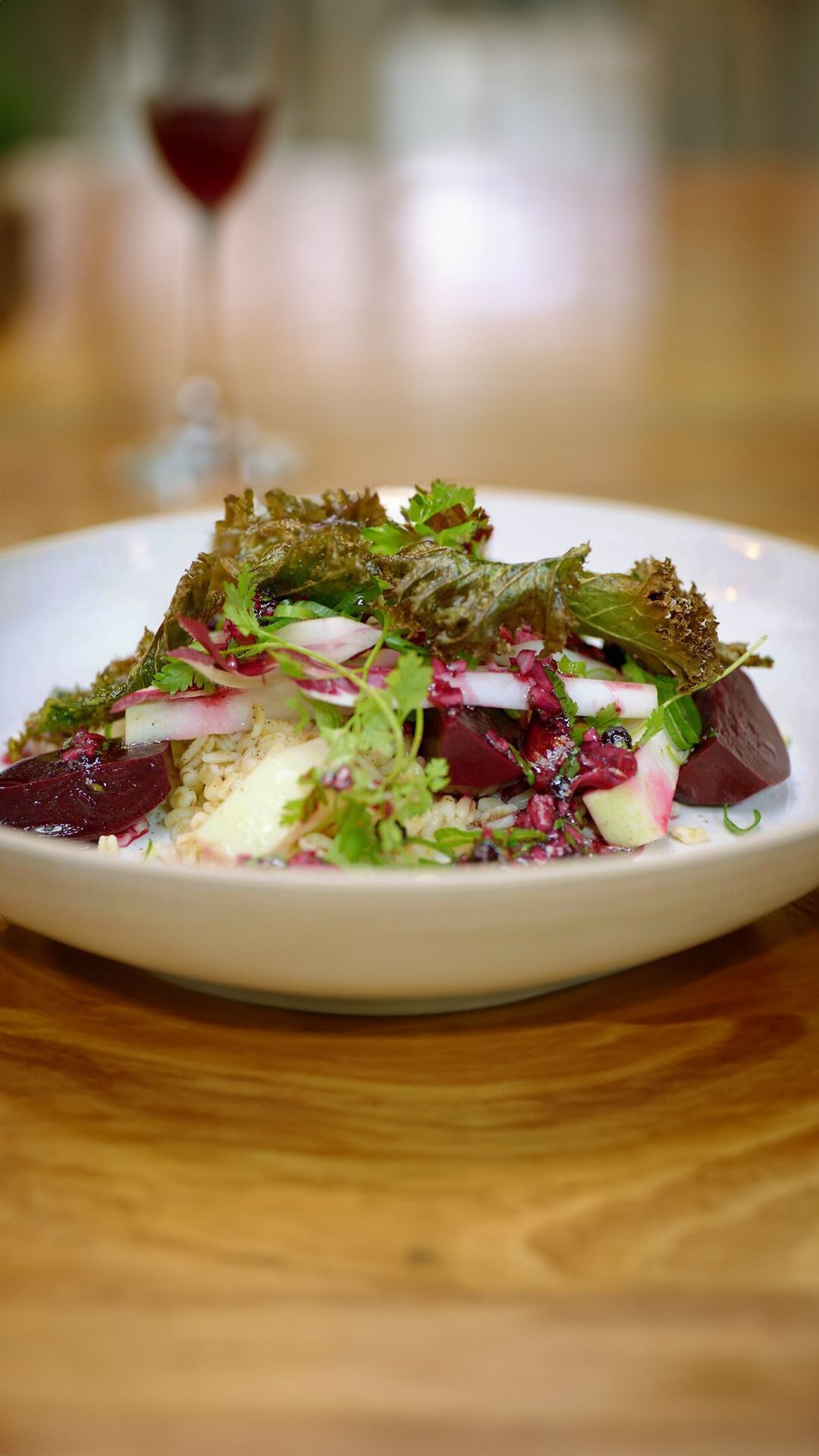 Tarwesalade met rode biet en koolrabi, chips van boerenkool en salsa van rode ui