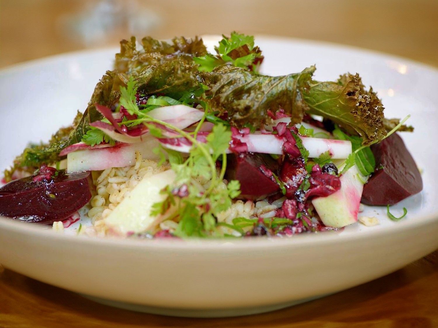 Tarwesalade met rode biet en koolrabi, chips van boerenkool en salsa van rode ui
