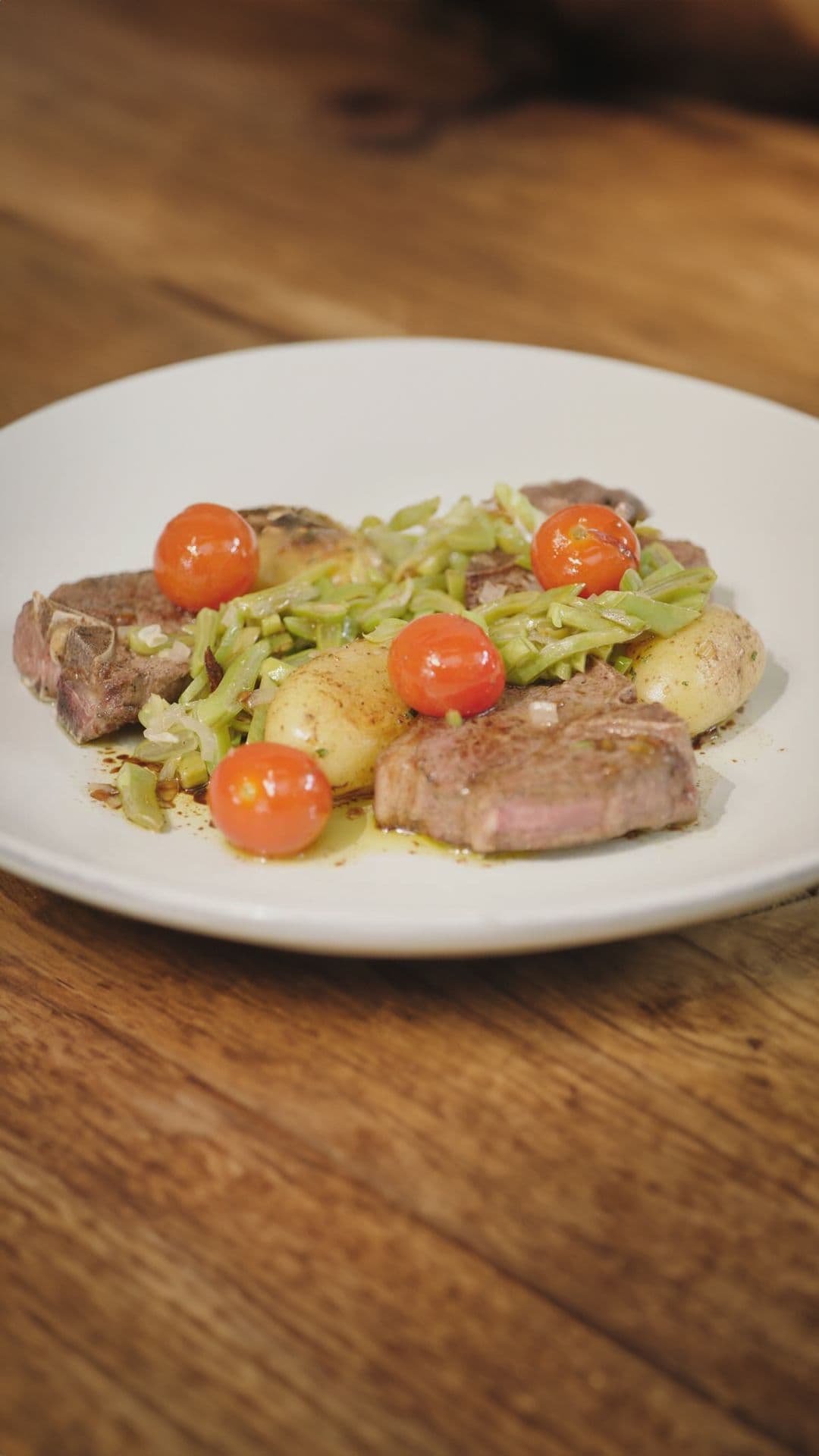 Lamskoteletten met snijbonen, rozemarijnaardappelen en kerstomatenvinaigrette